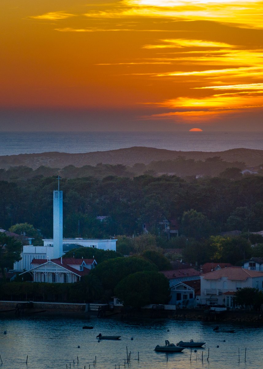 📸 Une petite dernière de ce beau sunset à la fin de l’été 2023 🤤
#bassindarcachon #presquîlecapferret #belisaire #loneplanet #vivrelebassin #canon #canonphotography #somewheremagazine #sudouest #gironde #hellofrance #explore #reflection #notredamedesflots #eglisecapferret