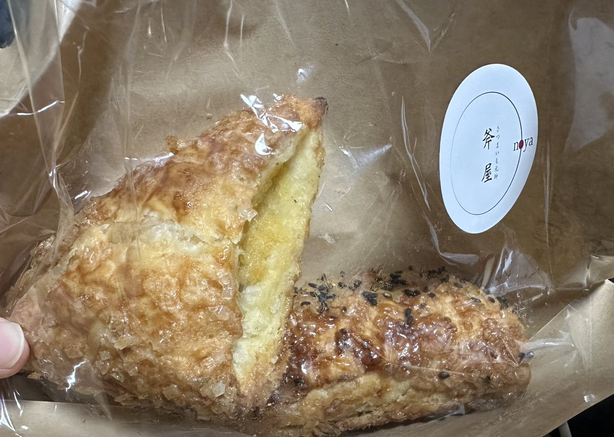 morikawa_itsuki's tweet photo. 「さつまいも元帥 斧屋」さんのスイートポテトパイと芋蜜大学芋パイはさっきのお店とは違って、表面のシュガーがさくさくを通り越してがっつりざくざく感を生み出してて、食べてて楽しい一品。こういうメロンパンとかシュークリームあるよねって感じのざくざく感。 https://t.co/DdWrBYVlb3