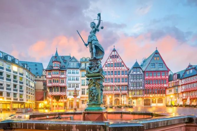 greenknight_sol's tweet photo. GM Legends!

Wishing you a fantastic start to the week!

Nestled in the heart of Frankfurt am Main, is the Dwell of Justice - a symbol of @bigtinybrand's crusade that began a year ago in this vibrant city!

We're here to stay, proud of our ever-expanding #BigTiny Family! 🌟

#Frankfurt 💞 #Crypto