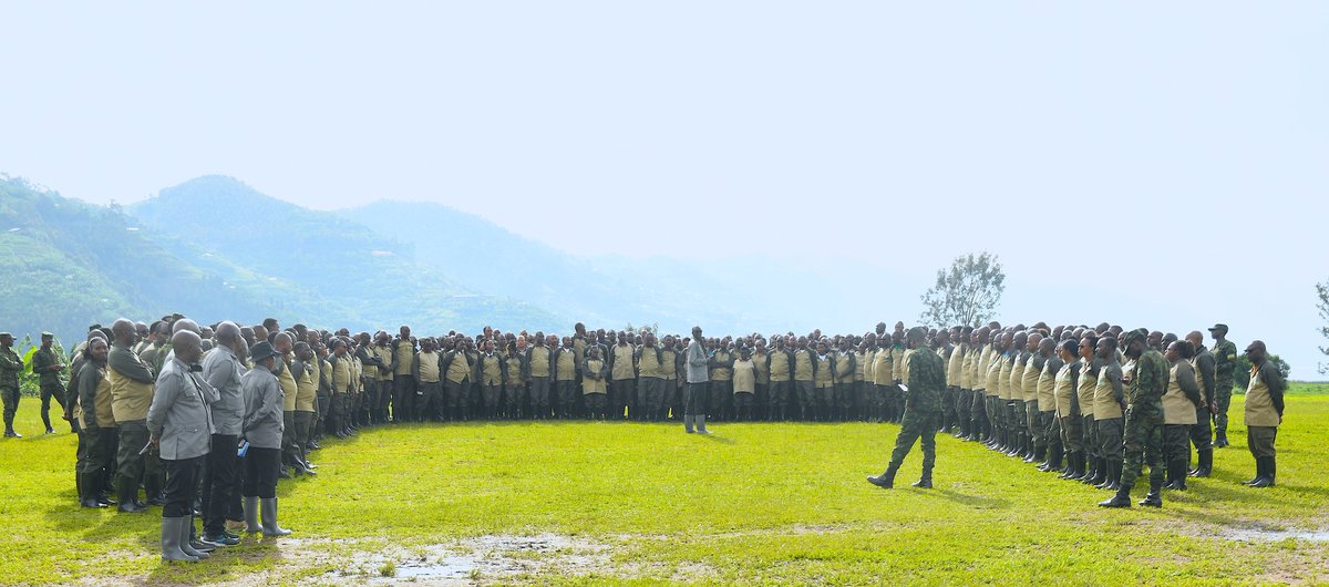 RwandaLocalGov's tweet photo. Uyu munsi ni uwa kabiri w'#ItoreroIsonga ry'abanyamabanga nshingwabikorwa b'Imirenge ryanitabiriwe n'ab'Uturere n'Intara.
Abaryitabiriye babyukiye mu myitozo ngororamubiri no kwitoza imyiyereko mbere yo gutangira gukurikira ibiganiro byateguwe.
#UmuturageKuIsonga https://t.co/IyCrS41iEe