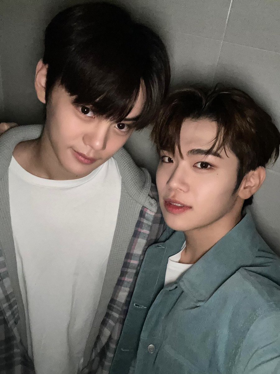 myomyo__1's tweet photo. 화장실에서 레전드 셀카찍는 내 아이돌 어떤데. https://t.co/dXkI468pHu