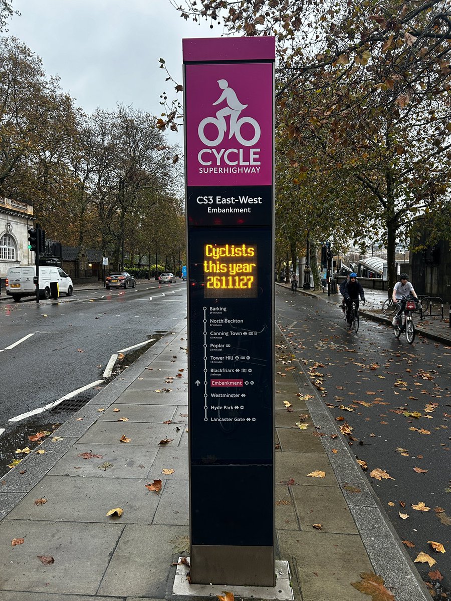 BobFromAccounts's tweet photo. Embankment before 8am. 

Your regular reminder that no one uses cycle lanes or cycles in winter and the rain 😉 #CS3Count @carlafrancome @HackneyBikeFit  @CS3Count https://t.co/UlLQMr9euS