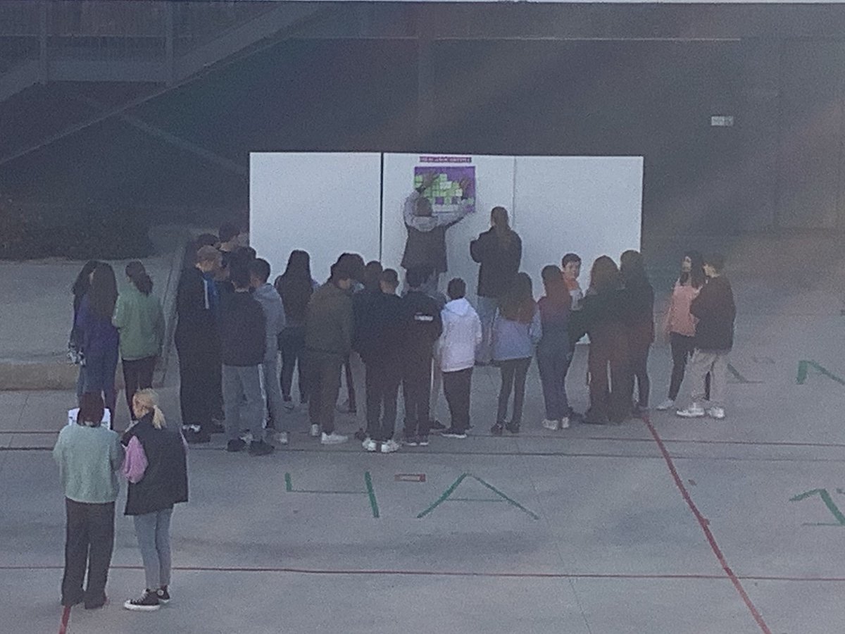 Maximilian40157's tweet photo. Colocando el primer cartel en el patio interior del Íes Cartima 
@proyectocartama 
#seAcabocartima https://t.co/WrGEeaSKfx