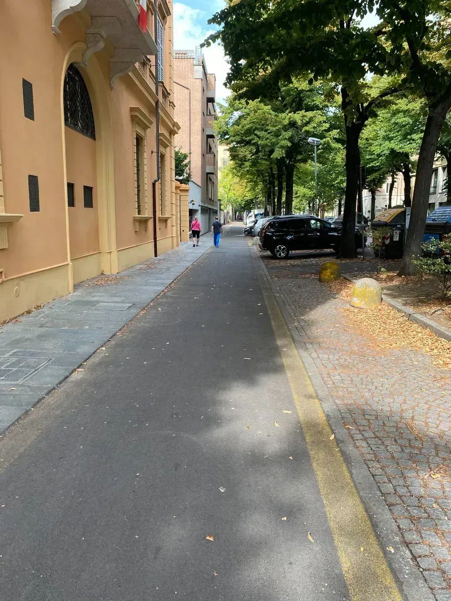 GreenSchoolRuns's tweet photo. In many cities in #Italy you can find cycle lanes on most roads, often separated from motor traffic. As a result, pedestrians are also further away from moving cars. Safer streets for everyone! #StreetSpaceLDN #SaferRoads #ActiveTravel #AirPollution 🚶🚶🚶 🚴 🚴 🚴 https://t.co/pCRWoD8wSh
