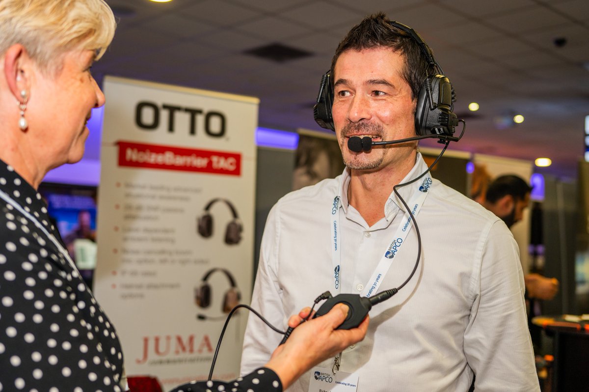 InfoJUMA's tweet photo. Throwing it back to the fantastic time we had at the recent @BAPCOEvent in Newcastle.

Richard demonstrates the impressive @OTTO_Comms' noizebarrier headset at our stand.

#radiocommunications #radioaccessories #publicsafety https://t.co/b9vkSrG1G0