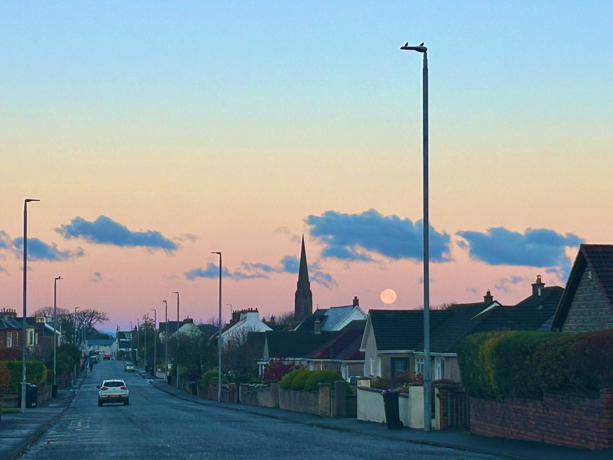 carlyroythorne's tweet photo. Driving to Girvan early am. Photos don’t do the moon and the sky justice #scotland #southwest #girvan https://t.co/Bx4K3ho2CV