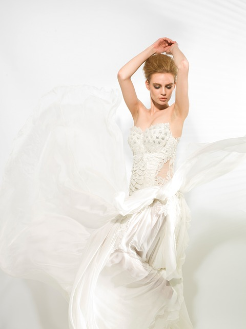 Linnan juhlat lähestyvät ja @kultykkonen kokoaa kolme muodin kärkinimeä Suomen Kultaseppien liiton toiminnanjohtaja Henrik Kihlmanin, vintagemuodin asiantuntija Arja Könösen ja muotisuunnittelija Anne-Mari Pahkalan studioon kertomaan trendeistä. <a href="/PiaMariaLehtola/">Pia-Maria Lehtola</a> 15:02 <a href="/yleradio1/">Yle Radio 1</a>