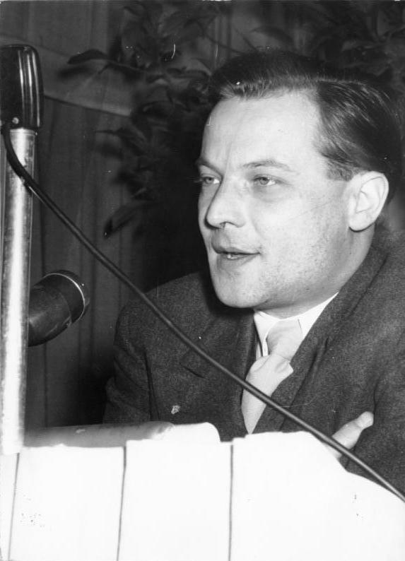 JVor100's tweet photo. Wolfgang Harich, späterer deutscher Philosoph und Journalist, einer der bedeutendsten und widersprüchlichsten marxistischen Intellektuellen der DDR, wird in Königsberg geboren.
#HeuteVor100Jahren #OnThisDay #1923LIVE #History
Foto: Bundesarchiv, Bild 183-40377-0007 https://t.co/RjEf2lGNAp