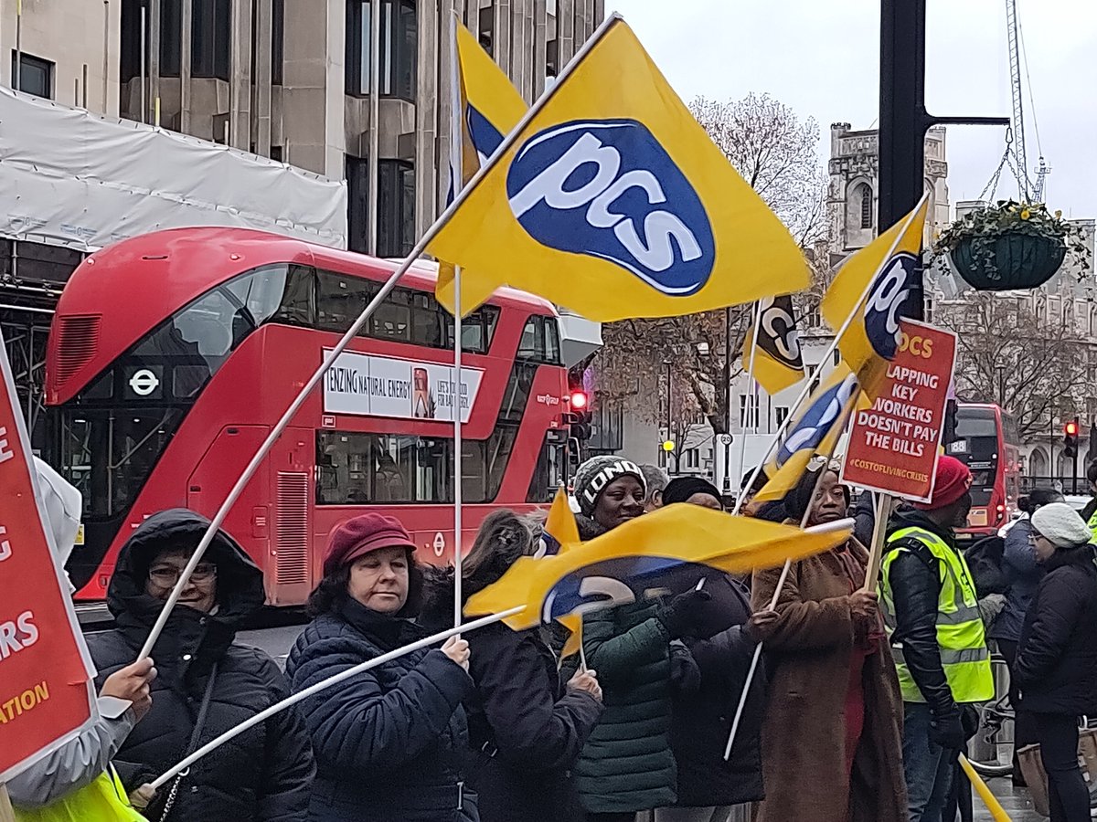 Brilliant @pcs_union picket line this morning- @issworld workers demanding fair pay and respect