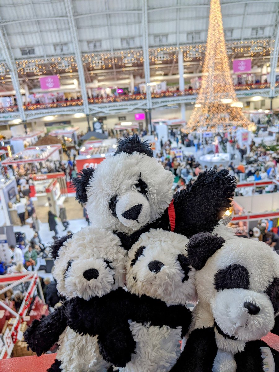 Mummy_Punda's tweet photo. A pawsome day at the ideal home show Olympia 🐾🐼 @ideal_home_show https://t.co/TqEPdNBxAe