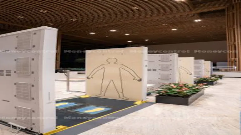 outofofficedaku's tweet photo. #Bengaluru Airport to become the first in #India to phase out gadgets-in-tray security check system.

Airport’s T2 will begin passenger trials by Dec, 2023. Currently only for domestic passengers. 

Passengers will no longer need to remove personal electronic devices, like mobile phones and laptops, from handbags at security checkpoints.

Source: https://t.co/5jf2rixB2K

#DakuAirportUpdates