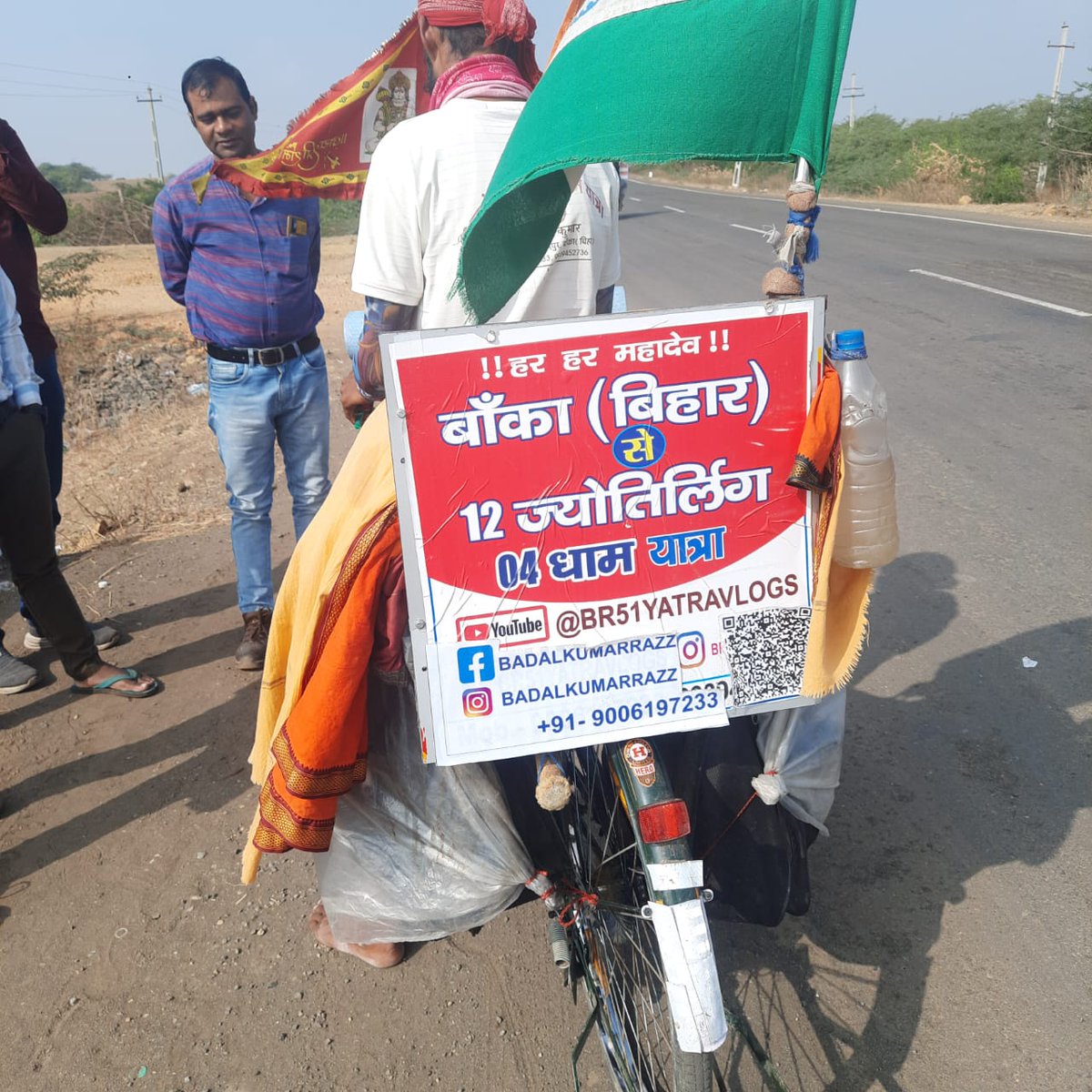 skrbuxar's tweet photo. द्वारकाधीश के दर्शन हेतु जाते हुए एक भक्त साइकिल से जाते हुए दिखा, पूछा तो बताया कि #banka जिला से पिछले 72 दिन से निकला हूं दर्शन के लिए। उनके साहस व निश्चय को प्रणाम है। @BankaLive @DmBanka @GiridhariYadav_ @NitishKumar 
जय #dwarikadhish https://t.co/yrN2KTufI6