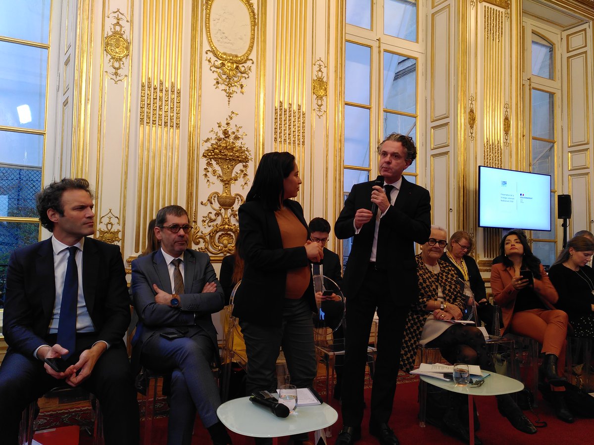 Ce matin la Première Ministre Elisabeth Borne lance la stratégie nationale de la biodiversité 2030. 
La #SNB doit être, face à l’urgence que représente aujourd’hui la perte du vivant, ambitieuse et proche de la réalité de nos territoires, des entreprises et bien sûr des citoyens.