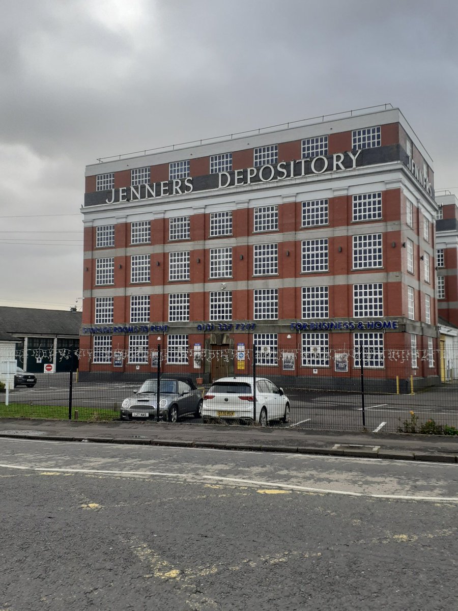 sandymb1956's tweet photo. The November look of the old iconic Jenners Depository Building 
depending on which time of the day you pass. #Balgreen @Edin_the_walk #Edinburgh #AuldReekie #EDINBURGH https://t.co/QqJy9srRSl