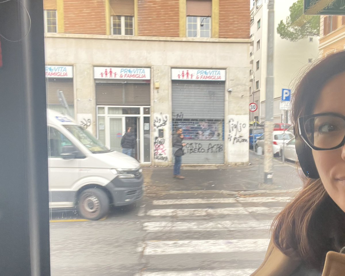 mariacafagna's tweet photo. La saracinesca sta bene e vi porta i suoi saluti https://t.co/pxGu7fZRGs