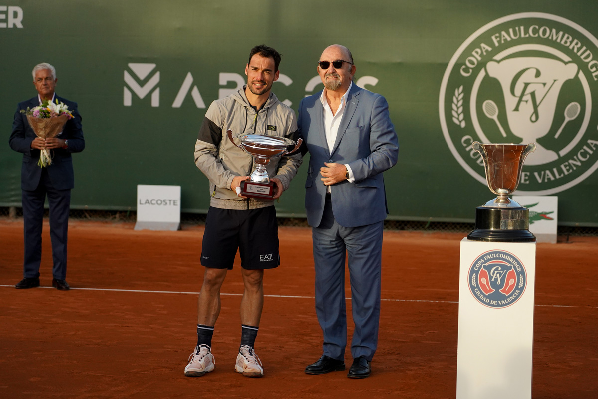 RFETenis's tweet photo. ๐ฌ Emociรณn y tenis de alta escuela en las 3h y 11 minutos de final de la #CopaFaulcombridge de Valencia
Bautista cede ante Fognini en un duelo โ๏ธ de leyendas...
๐ธ Eduardo Manzana @copafbvalencia
https://t.co/GUznxu4s6D https://t.co/pSgwhdDpCB