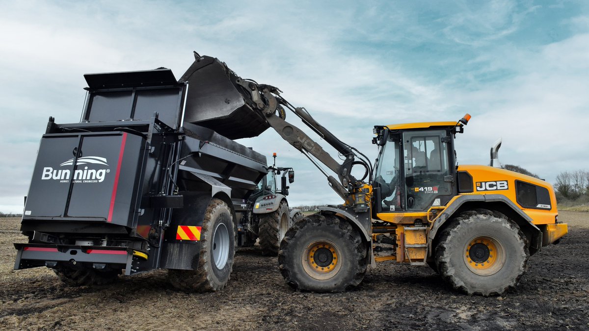 An expert at off-road and off-load. A #JCB 419S wheeled loading shovel working on North Farm in Dorset. Discover more: brnw.ch/21wED85. #WheelLoaderWednesday #JCBmoment _ Photos by @farmphotodorset