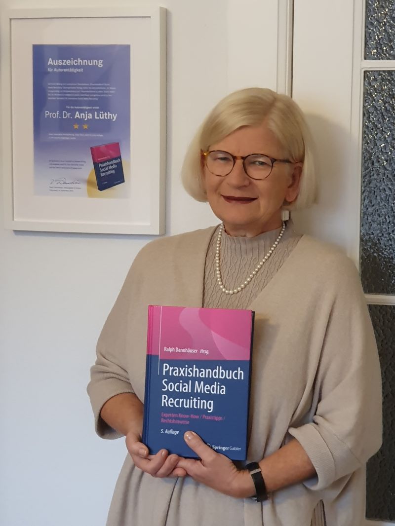 Wie können Corporate Influencer als Unternehmensbotschafter das Recruiting unterstützen? Intelligente Lösungen arrangiert von <a href="/AnjaLuethy/">Anja Lüthy</a> mit <a href="/Persoblogger/">Persoblogger Stefan Scheller</a>, F. Schrodt, J. Böttcher, M. Raschke, A. Hermann-Beumer im @Springer_Gabler Buch linkedin.com/feed/update/ur…