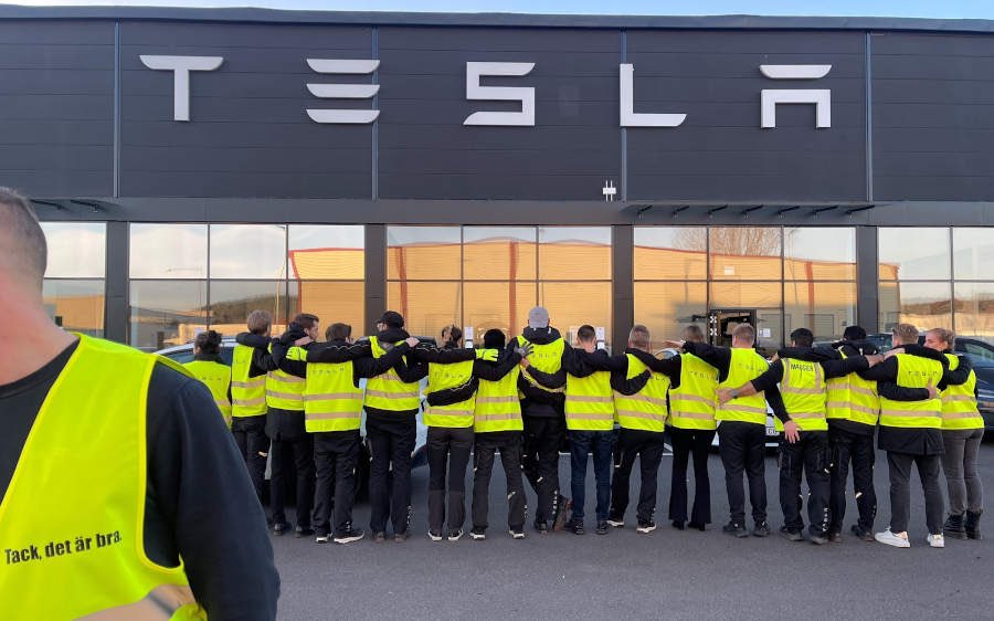 ekonomigurun_'s tweet photo. Tesla anställd om hoten från facken: 
”Är vi rädda? Absolut inte för Tesla men för IFmetall.Jag har fått hot om uppsägning av A-kassa, de skriver att jag är en svikare etcetera. Varför hotar de oss? Det är ju VI tekniker som INTE vill ha kollektivavtal!” 

https://t.co/oCdZdg9KDA https://t.co/OkaJ2lTJcc