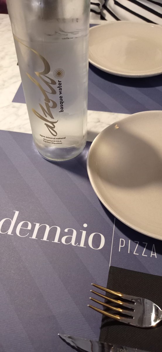 BasqueWater's tweet photo. 🍕 #Demaio se encuentra entre las 20 mejores #pizzerías de Europa 🍕
💧Y para complementar la experiencia gastronómica, nada como hacerlo acompañada del #agua mineral de Alzola Basque Water, que realza cada sabor https://t.co/UWeOlQ82au #BasqueWater #Bilbao #PizzaItaliana https://t.co/UfpJtwXWzz
