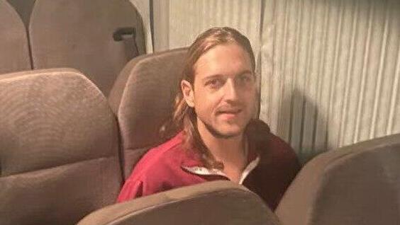 רוני קריבוי נחטף מהמסיבה בקיבוץ רעים שם עבד. במהלך תקופת השבי שלו אחרי תקיפות של צה"ל באזור הבניין בו הוחזק, הוא הצליח להימלט בסיפור גבורה מטורף ובמשך 4 ימים לברוח מחמאס, להתחבא ולנסות להגיע לגבול עם ישראל עד שתושבים בעזה לכדו אותו והעבירו אותו לידי חמאס... כן אותם תושבי עזה