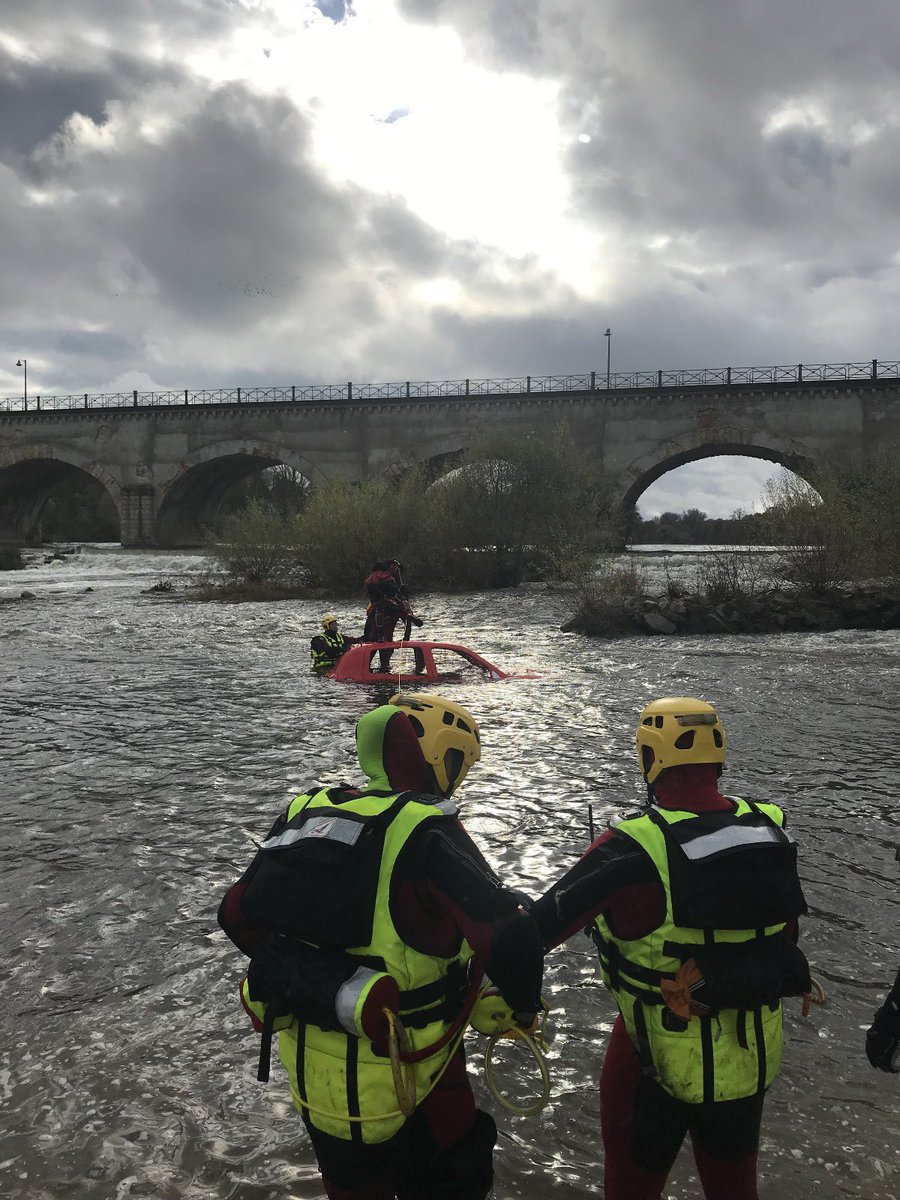 SDIS58's tweet photo. 2️⃣0️⃣ #SAV @SDIS58 ont abordé :

1️⃣ des mises en situations #sauvetage de victimes emportées par le courant

2️⃣ le sauvetage de victimes piégées dans une #VL emporté par les flots

3️⃣ des ateliers pédagogiques sur l'utilisation des flotteurs de nage, ou du traineau de sauvetage https://t.co/qxlywDQvdw