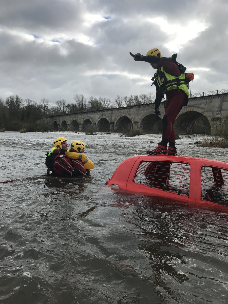 SDIS58's tweet photo. 2️⃣0️⃣ #SAV @SDIS58 ont abordé :

1️⃣ des mises en situations #sauvetage de victimes emportées par le courant

2️⃣ le sauvetage de victimes piégées dans une #VL emporté par les flots

3️⃣ des ateliers pédagogiques sur l'utilisation des flotteurs de nage, ou du traineau de sauvetage https://t.co/qxlywDQvdw