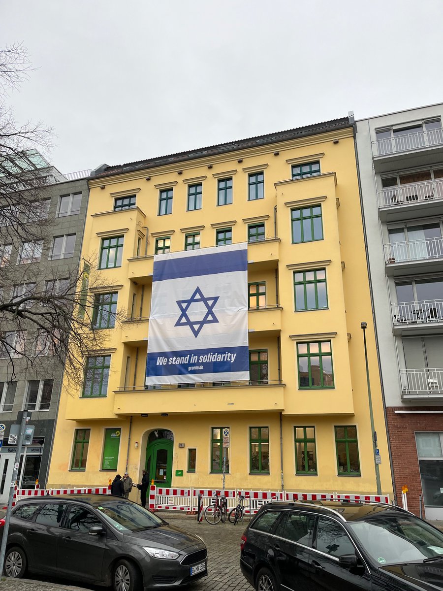 RichterHedwig's tweet photo. Heute früh Berlin Mitte @Die_Gruenen 💙 https://t.co/M24Y0cACiT