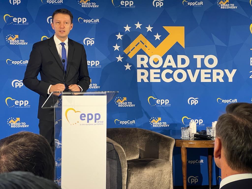 El Mecanismo de Recuperación y Resiliencia es dinero de la gente de Europa para los españoles. Vemos que el Gobierno de #Sánchez aplica el #MRR en contra del sector privado, sociedad civil y autoridades locales, pero a favor de los alcaldes socialistas. Esto es inaceptable.