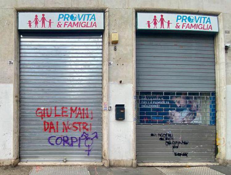 Nayrobica_'s tweet photo. la violenza in questione https://t.co/F3stWfMbcz