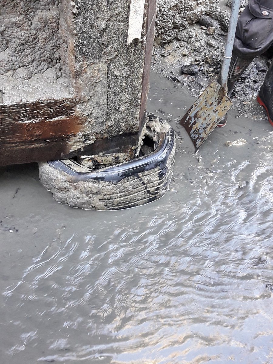 Please do NOT use tyres for fenders. Our @CRTSouthEast team had to remove one that was fouling the gates at Feildes Weir on the River Lee this weekend. They are hard work to remove and inconvenience your fellow boaters when their journeys are disrupted.