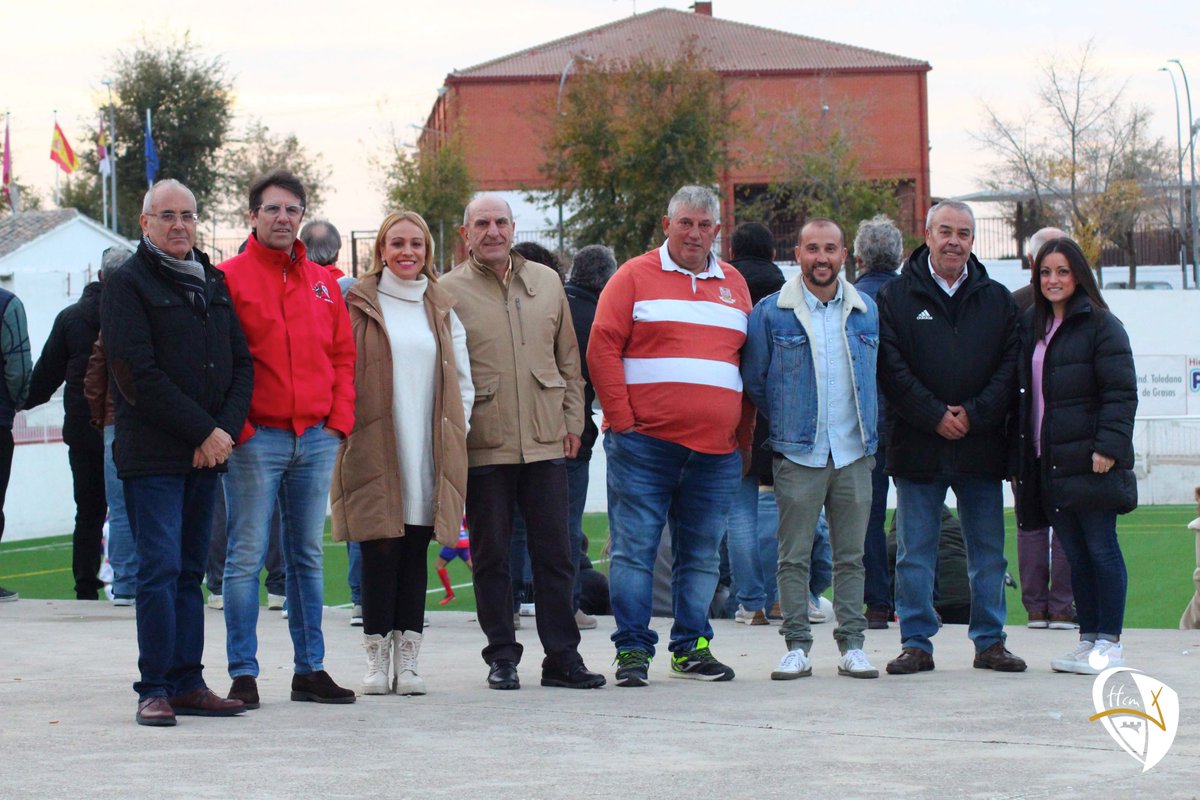 BurilloCabanero's tweet photo. Agradecer el trato dispensado y el detalle a la directiva del @CDbargasoficial en el encuentro de ayer, frente al @CD_Mocejon.
Siempre es un placer encontrarte con buenos amigos y mejores personas; @CarlosICalzada,  @ccrespo10 o Pablo, con los que hablar de nuestro #fútbolCLM https://t.co/O8xBBKsGIE