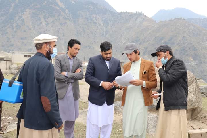 DCLowerKohistan's tweet photo. ایڈیشنل ڈپٹی کمشنر کوہستان لوئر ارشد عباسی صاحب نے آج پولیو مہم کے پہلے دن مختلف مقامات کا دورہ کیا۔ 
پولیو ٹیموں کی کارکردگی کا جائزہ لیا گیا اور بچوں کے فنگر مارکنگ اور ڈور مارکنگ کا بھی معائنہ کیا. پولیو ٹیموں کو احسن طریقے سے کام کرنے کی بھی ہدایت دی۔ https://t.co/17ezaK6z4z