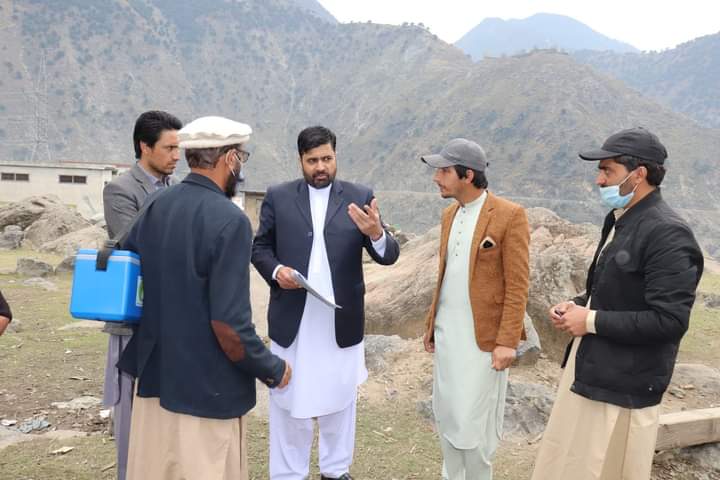 DCLowerKohistan's tweet photo. ایڈیشنل ڈپٹی کمشنر کوہستان لوئر ارشد عباسی صاحب نے آج پولیو مہم کے پہلے دن مختلف مقامات کا دورہ کیا۔ 
پولیو ٹیموں کی کارکردگی کا جائزہ لیا گیا اور بچوں کے فنگر مارکنگ اور ڈور مارکنگ کا بھی معائنہ کیا. پولیو ٹیموں کو احسن طریقے سے کام کرنے کی بھی ہدایت دی۔ https://t.co/17ezaK6z4z