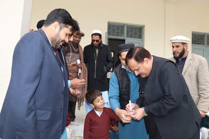 DCLowerKohistan's tweet photo. ایڈیشنل ڈپٹی کمشنر کوہستان لوئر ارشد عباسی صاحب نے آج پولیو مہم کے پہلے دن مختلف مقامات کا دورہ کیا۔ 
پولیو ٹیموں کی کارکردگی کا جائزہ لیا گیا اور بچوں کے فنگر مارکنگ اور ڈور مارکنگ کا بھی معائنہ کیا. پولیو ٹیموں کو احسن طریقے سے کام کرنے کی بھی ہدایت دی۔ https://t.co/17ezaK6z4z