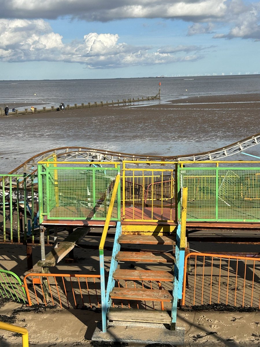 LoveOfGates's tweet photo. @sheenz_m_ Reliable #Cleethorpes a #rainbow along the promenade #weeklyphotochallenge #colourchallenge #lovegates https://t.co/IU1yigC4WD