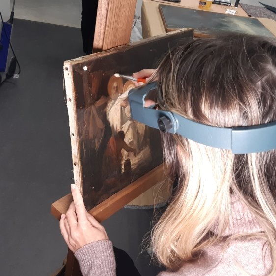 MUDOOise's tweet photo. //Dans les coulisses des réserves du musée// #AuMudo #Culture 
Immersion dans les coulisses où des équipes de restaurateurs travaillent sur des œuvres du musée.
#collections #restauration #artsgraphiques #peinture #mobilier #conservation #museesdeshautsdefrance #beauvais #Oise https://t.co/0uaOQkmujI