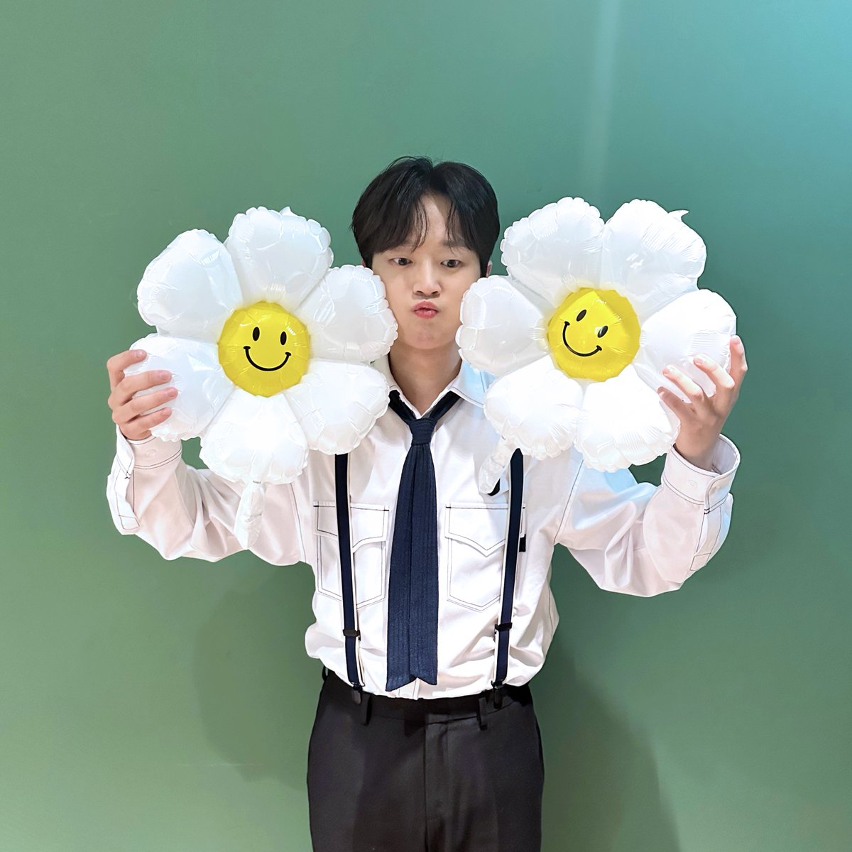 ChanWonOfficial's tweet photo. 📸 찬또그래퍼 📸

2주간 <톡파원 25시>
멜빵 찬원! 많이들 기다리셨죠⁉

오늘도 깜찍한 모습으로
찬스들의 마음을 녹이러
찾아가니까요💘

모두 오후 8시 50분
JTBC에서 만나요🥰

#이찬원 #LeeChanWon 
#톡파원25시 
#티엔엔터테인먼트 https://t.co/7HmnhbYNxi