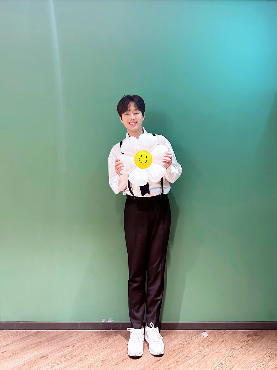 ChanWonOfficial's tweet photo. 📸 찬또그래퍼 📸

2주간 <톡파원 25시>
멜빵 찬원! 많이들 기다리셨죠⁉

오늘도 깜찍한 모습으로
찬스들의 마음을 녹이러
찾아가니까요💘

모두 오후 8시 50분
JTBC에서 만나요🥰

#이찬원 #LeeChanWon 
#톡파원25시 
#티엔엔터테인먼트 https://t.co/7HmnhbYNxi