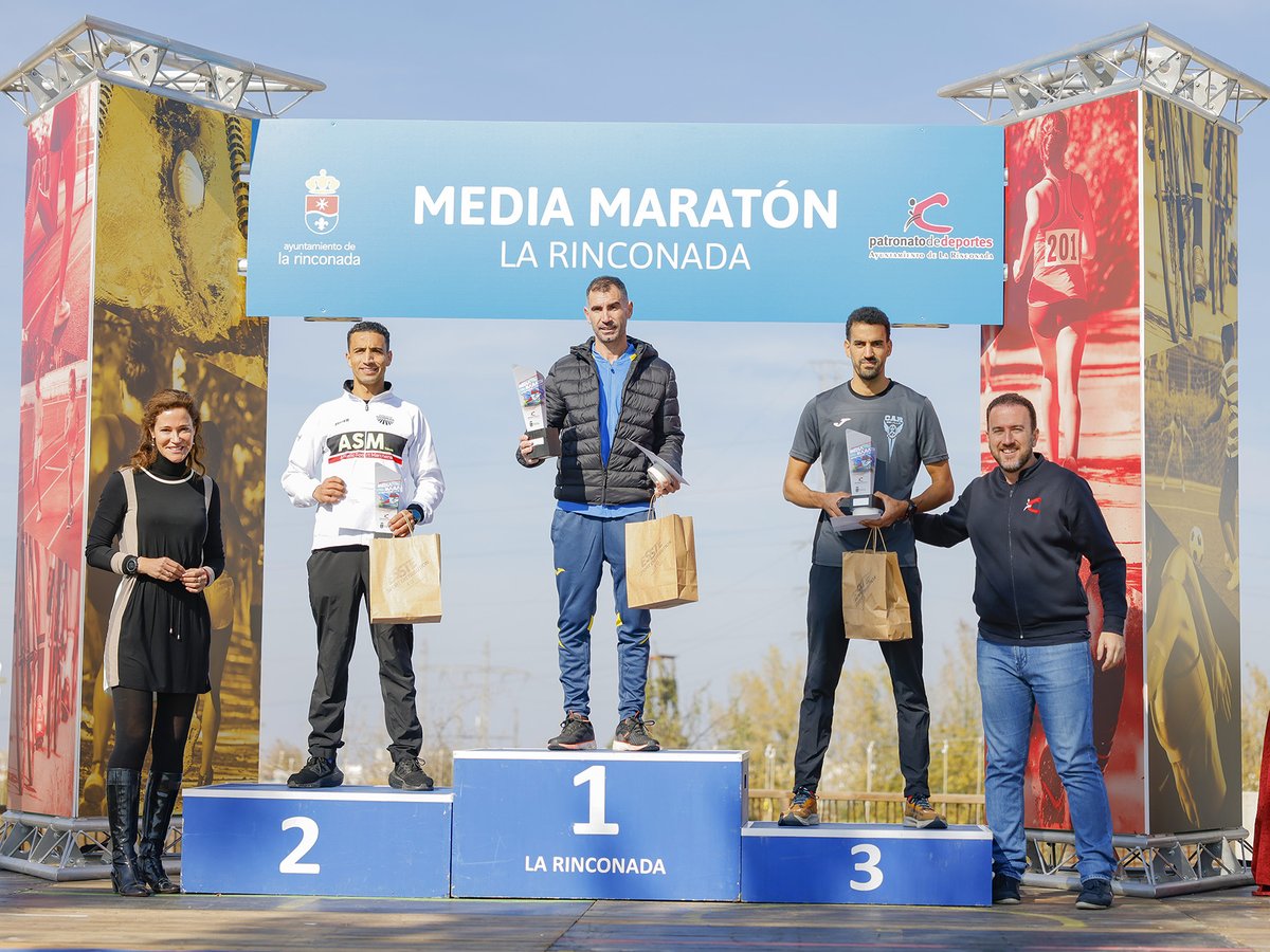 LaRinconada_Web's tweet photo. V Media Maratón #Entreparques de #LaRinconada 
Más de 300 personas participan en una prueba cuya victoria fue para #ClaudioPica y para #CeliaRomero. Manuel Gómez se llevó el premio ‘Juan Antonio Chamorro’ https://t.co/4GzzZVi5jC 🏃‍♀️🏃💙 https://t.co/cBqvAUSMne