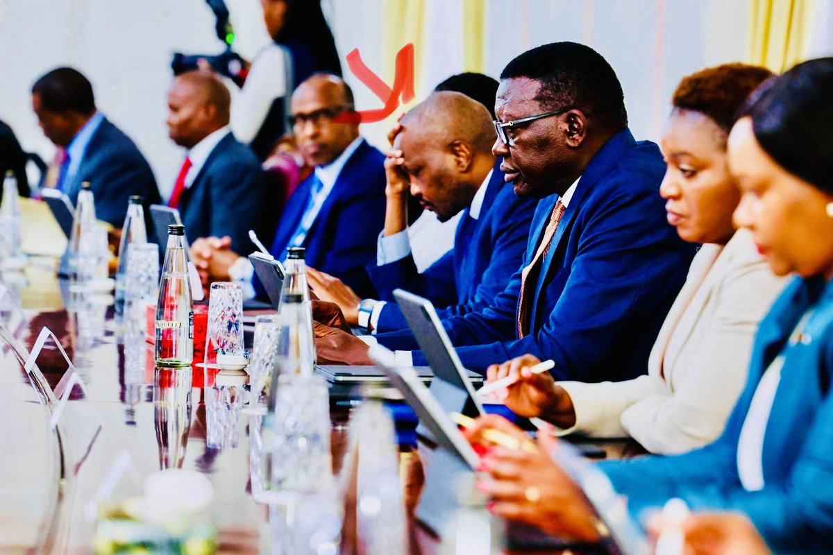 benanuale's tweet photo. LIVE SCENES🎬 ONGOING #ElNino CABINET MEETING AT @StateHouseKenya 
THEY🤡met to discuss &amp; pass resolutions on #ElNino yet you can clearly see that the CS is online on Facebook. #Mpyaro has a hangover😂 Paperless Cabinet meetings🤣LIFE TEK😮‍💨#RUTOMUSTGO #Uhuru #Njeri #Natalie #KNEC https://t.co/jxqf6adcxj