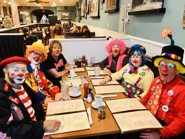benanuale's tweet photo. LIVE SCENES🎬 ONGOING #ElNino CABINET MEETING AT @StateHouseKenya 
THEY🤡met to discuss &amp; pass resolutions on #ElNino yet you can clearly see that the CS is online on Facebook. #Mpyaro has a hangover😂 Paperless Cabinet meetings🤣LIFE TEK😮‍💨#RUTOMUSTGO #Uhuru #Njeri #Natalie #KNEC https://t.co/jxqf6adcxj