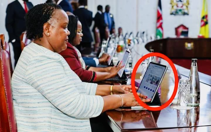 benanuale's tweet photo. LIVE SCENES🎬 ONGOING #ElNino CABINET MEETING AT @StateHouseKenya 
THEY🤡met to discuss &amp; pass resolutions on #ElNino yet you can clearly see that the CS is online on Facebook. #Mpyaro has a hangover😂 Paperless Cabinet meetings🤣LIFE TEK😮‍💨#RUTOMUSTGO #Uhuru #Njeri #Natalie #KNEC https://t.co/jxqf6adcxj