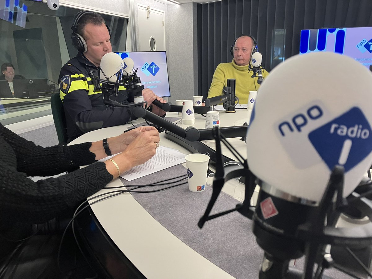BoswachterEdJ's tweet photo. In de studio van @NPORadio1 bij @SpraakmakersOp1 om tussen 10:30 en 11:30 samen met Freek Pecht @Politie te vertellen over de vondst van de #drugsput, de sanering er van en de impact op bodem, natuur en omgeving. #afvaldumping https://t.co/R4oYL4dE2d