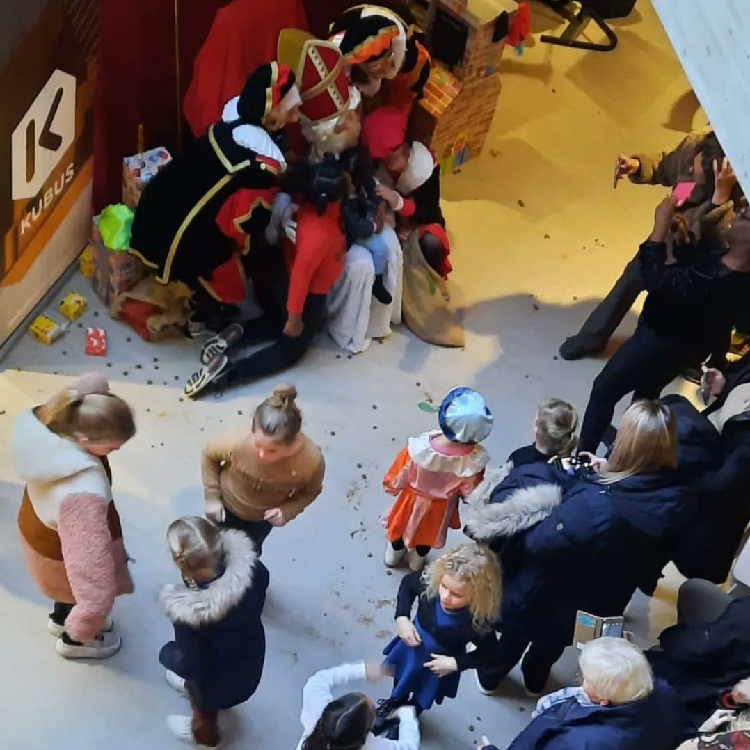 kubuslelystad's tweet photo. 🎉 De spanning stijgt! Nog 2 nachtjes slapen 😴 en dan is het zover: Het grote Sinterklaasfeest in de Kubus Lelystad! Kom gezellig meezingen en dansen met de Pieten en het Sinterklaasorkest vanaf 15.00 uur. Toegang is gratis, maar zorg dat je op tijd bent
#Sinterklaasfeest #Kubus https://t.co/EqF6ig5Lqm