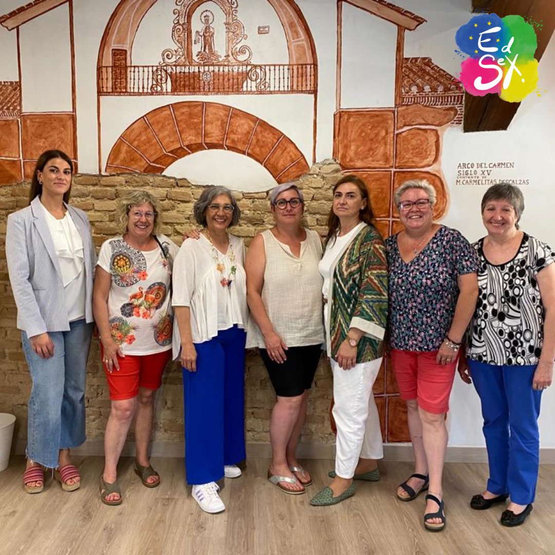 Por aquí dejamos una foto de las amas de casa de Yepes, mujeres luchadoras y que han querido participar en nuestro proyecto. Os mandamos un saludo desde aquí.

edsex.es