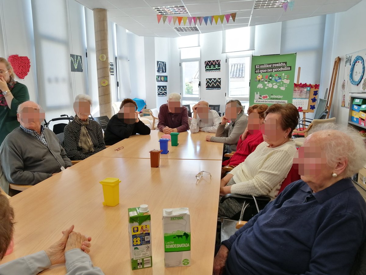 Vam estar en el SPAP de La Vilavella📍 realitzant un RE- taller amb briks.
Vam treballar la separació d'aquests #residus: on depositar-los i perquè. Després, com a model de reutilització, vam fabricar aquests bonics moneders.
Continuem aprenent i disminuint residus♻️👏!