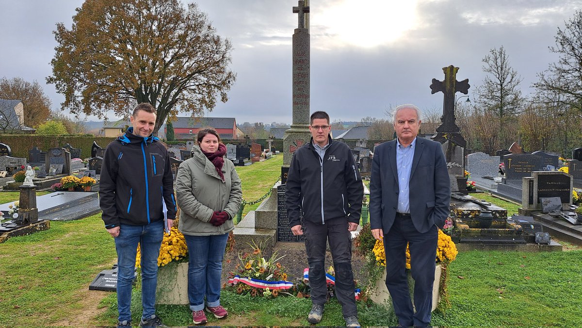 chateau_gontier's tweet photo. Le maire-adjoint Gérard PRIOUX présente les détails du #deplacement du #MonumentAuxMorts du cimetière vers le square de la Mairie de la commune déléguée de #SaintFort.
Il sera déplacé pierre par pierre : un emplacement plus adapté, avec pavage granit prévu pour l'accès. https://t.co/A0qqyXflpn