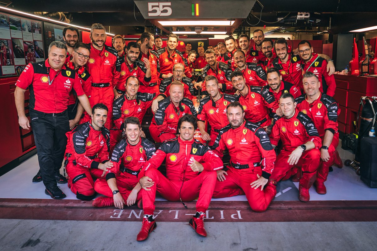ScuderiaFerrari's tweet image. It's a team effort 🤜🤛

A big thank you to all our crew for their incredible work this year 💪 

#AbuDhabiGP 🇦🇪 #F1