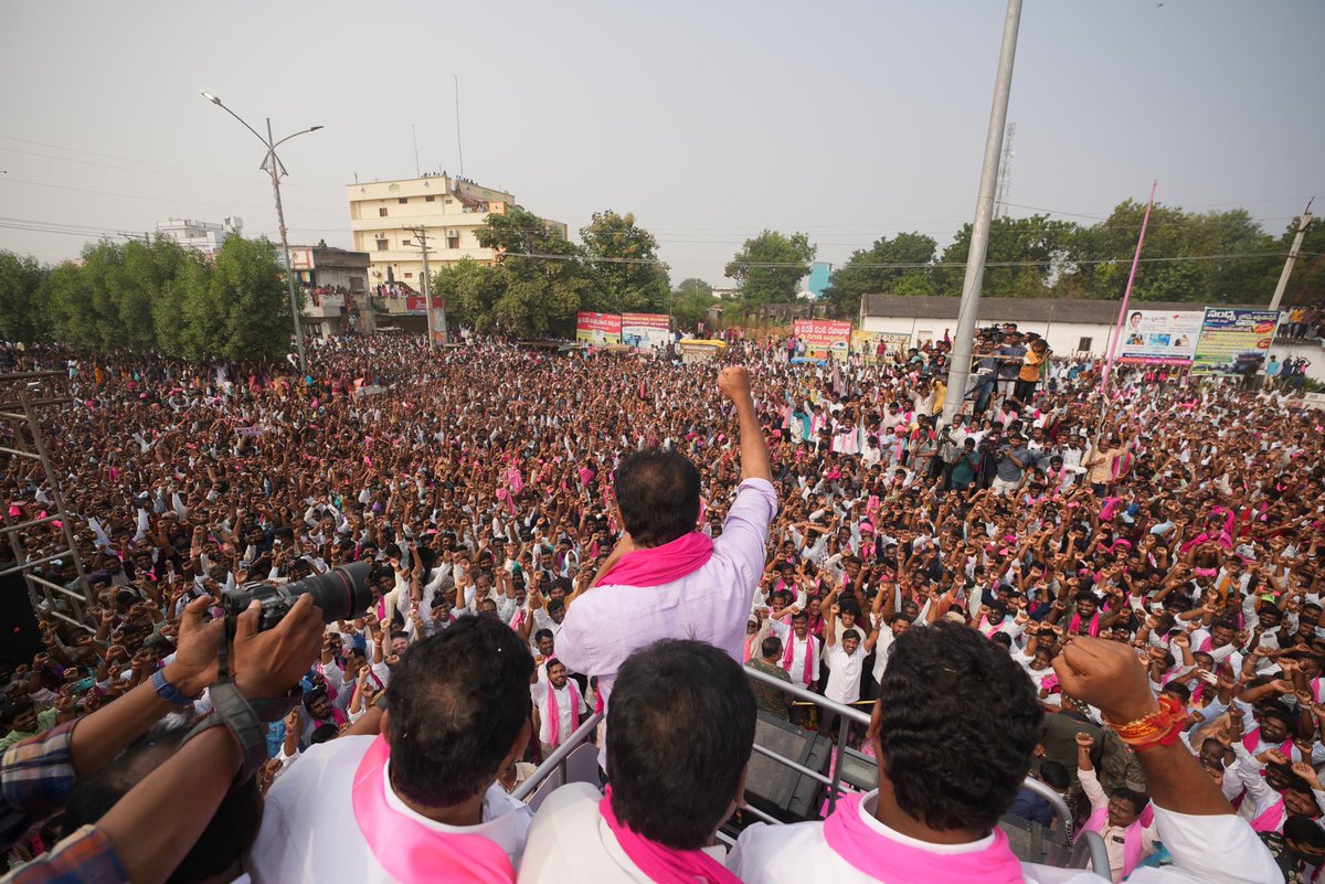 ThirupathiKast4's tweet photo. జనమా.గులాబీ వనమా 
గులాబీ జాతర తలపించిన బీఆర్ఎస్ వర్కింగ్ ప్రెసిడెంట్ కేటీఆర్ రోడ్ షో
కేటీఆర్ రాకతో గులాబీ సంద్రమైన చెన్నూరు గడ్డ
బాల్క సుమన్ ను ఆశీర్వదించడానికి వేలాదిగా తరలివచ్చిన చెన్నూరు ప్రజలు
జై కేసీఆర్.జై తెలంగాణ నినాదలతో దద్దరిల్లిన చెన్నూరు గడ్డ
కేటీఆర్ రోడ్ షో గ్రాండ్ https://t.co/viGWz0ZX9a